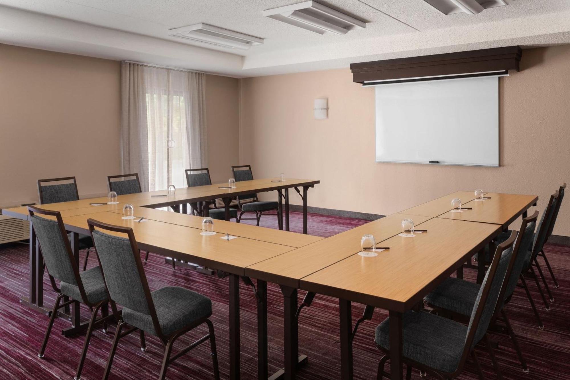 Отель Courtyard By Marriott Маува Экстерьер фото