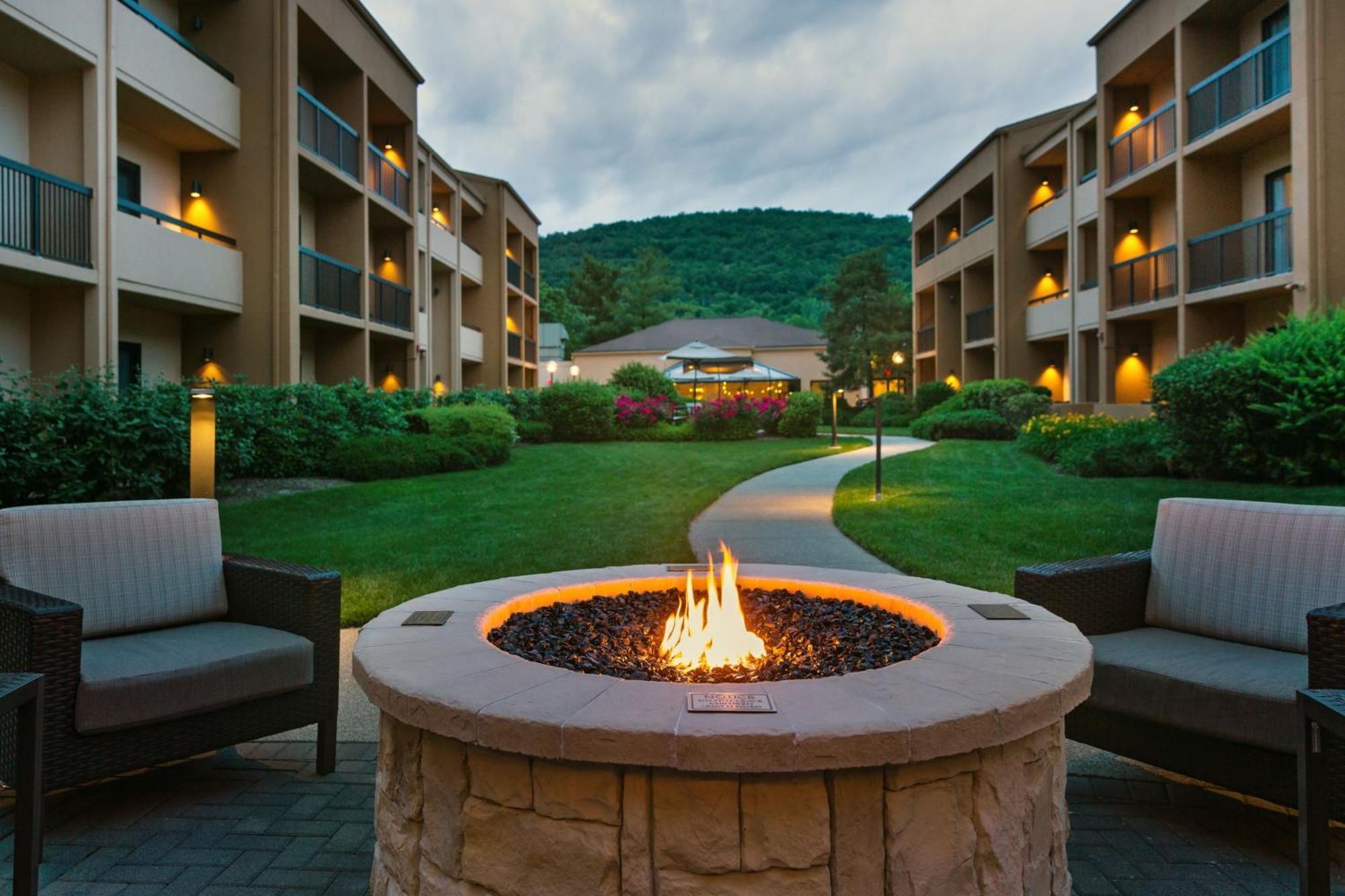 Отель Courtyard By Marriott Маува Экстерьер фото